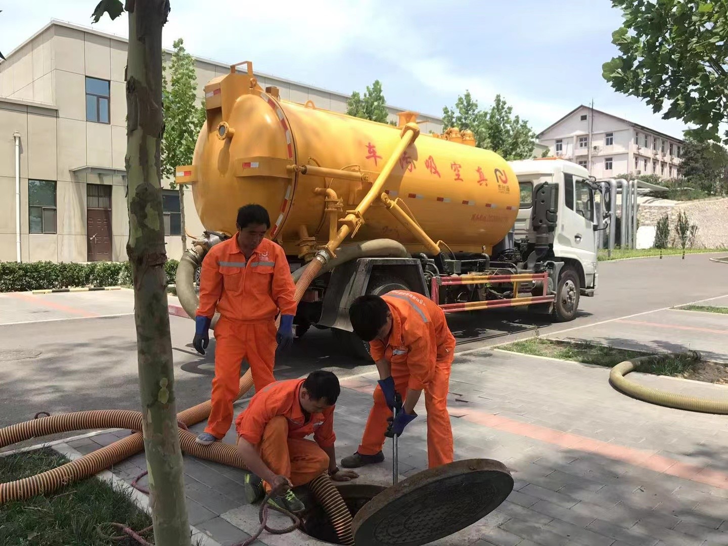 樟树管道疏通车停在窨井附近