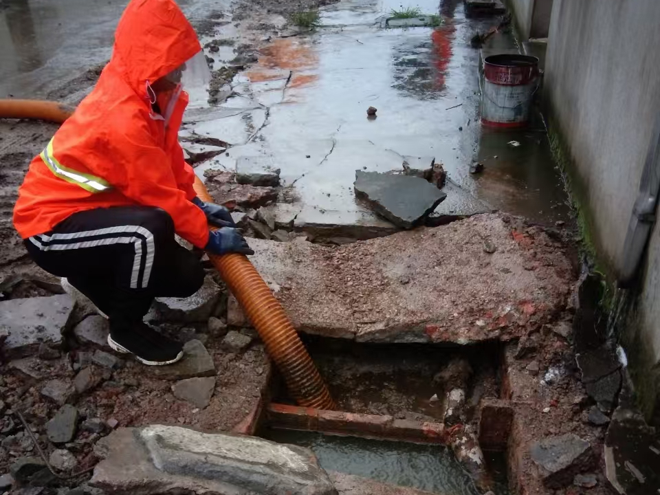 樟树专业清理污水池 炜誉市政以规范流程守护城市 “肠道”